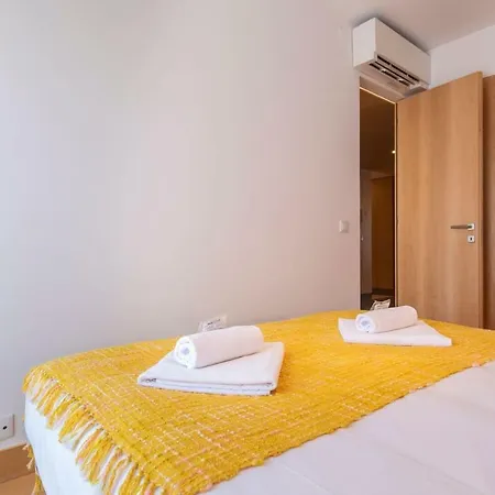 Sunshine Residence In Graca By Lovelystay